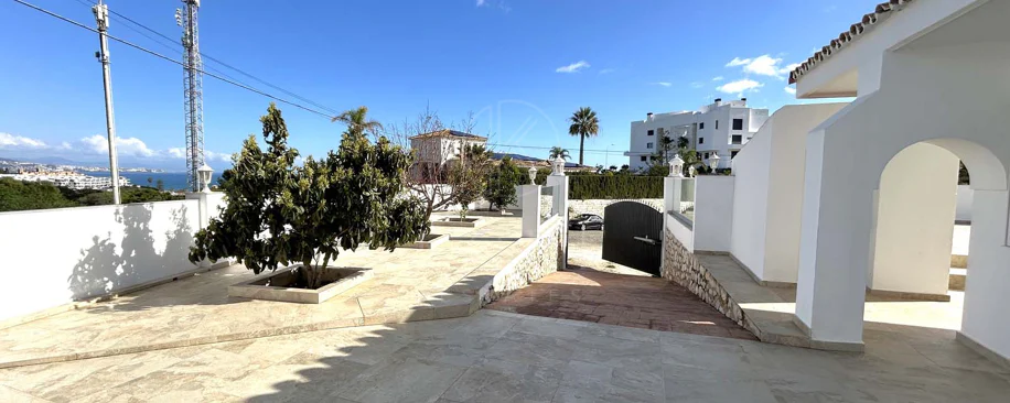 Situada en la hermosa zona de El Faro, Mijas, esta impresionante villa ofrece la mezcla perfecta de lujo y comodidad. A pocos minutos de tiendas, restaurantes y la playa, la villa ofrece un refugio tranquilo pero accesible. Con...