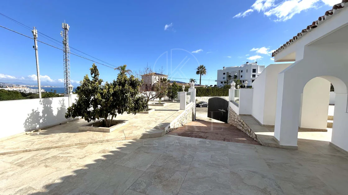 Situada en la hermosa zona de El Faro, Mijas, esta impresionante villa ofrece la mezcla perfecta de lujo y comodidad. A pocos minutos de tiendas, restaurantes y la playa, la villa ofrece un refugio tranquilo pero accesible. Con...