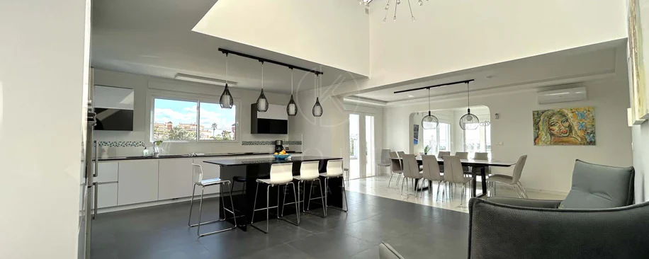 Situada en la hermosa zona de El Faro, Mijas, esta impresionante villa ofrece la mezcla perfecta de lujo y comodidad. A pocos minutos de tiendas, restaurantes y la playa, la villa ofrece un refugio tranquilo pero accesible. Con...