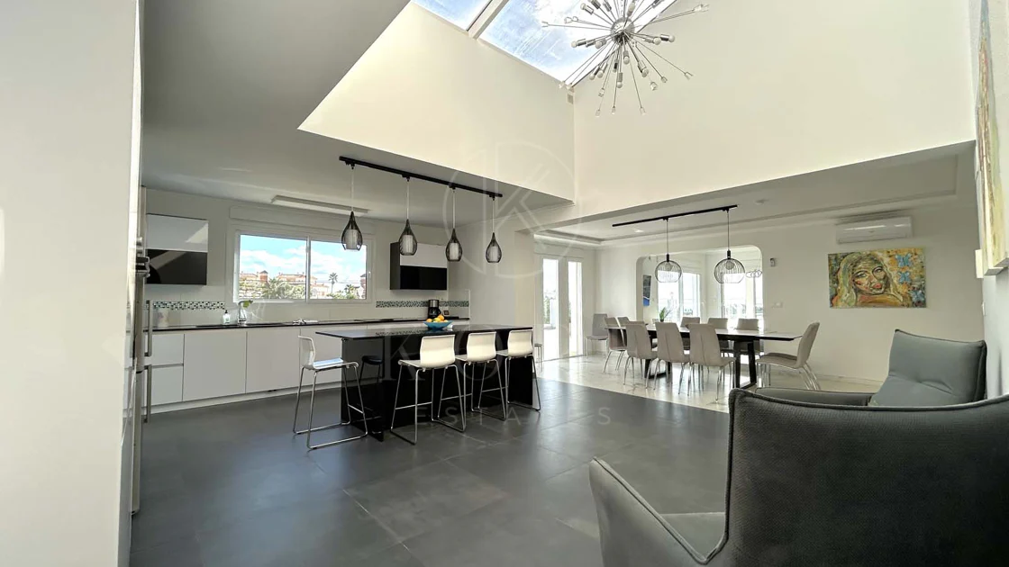 Situada en la hermosa zona de El Faro, Mijas, esta impresionante villa ofrece la mezcla perfecta de lujo y comodidad. A pocos minutos de tiendas, restaurantes y la playa, la villa ofrece un refugio tranquilo pero accesible. Con...