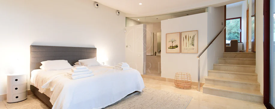 Fully renovated villa with panoramic mountain views situated next to Los Naranjos