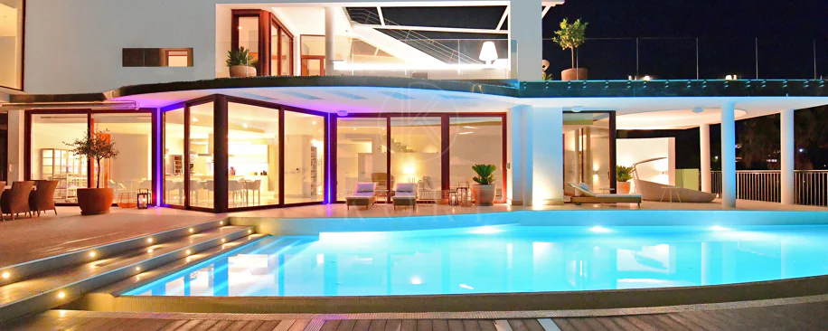 Fully renovated villa with panoramic mountain views situated next to Los Naranjos