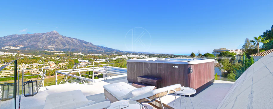 Fully renovated villa with panoramic mountain views situated next to Los Naranjos