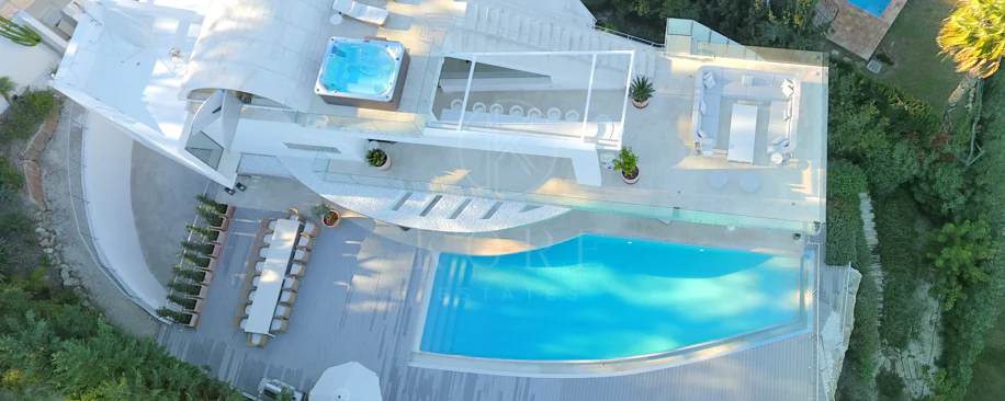 Fully renovated villa with panoramic mountain views situated next to Los Naranjos
