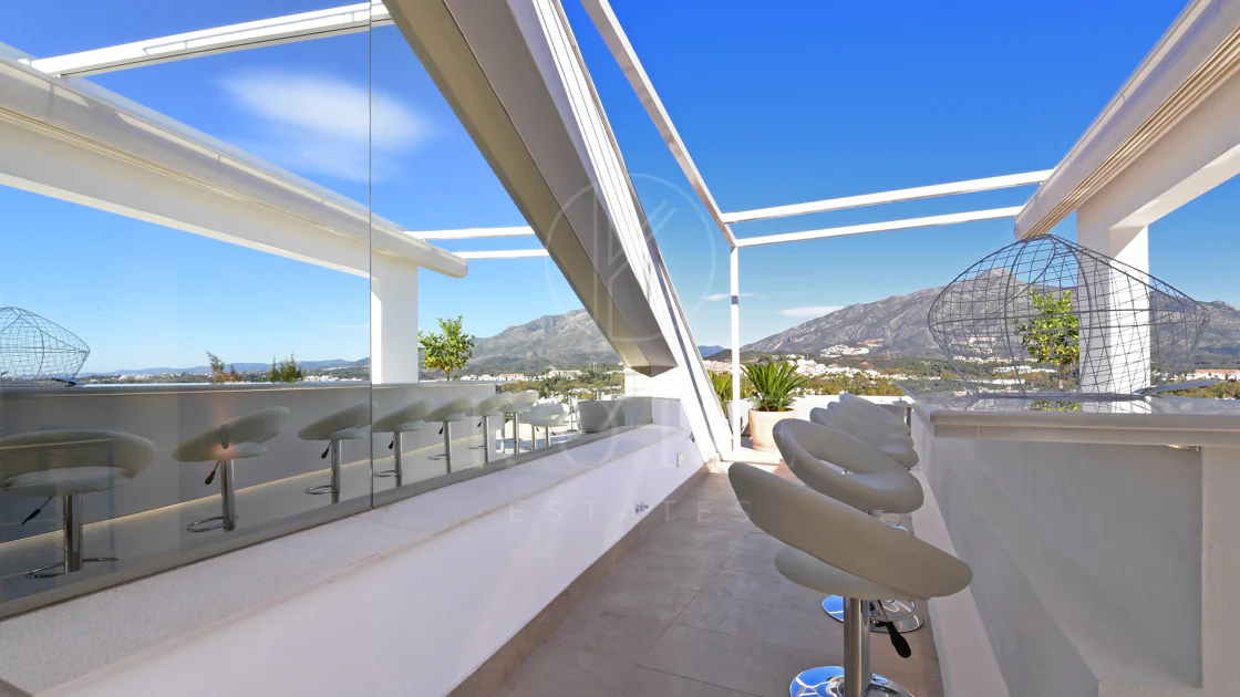 Fully renovated villa with panoramic mountain views situated next to Los Naranjos