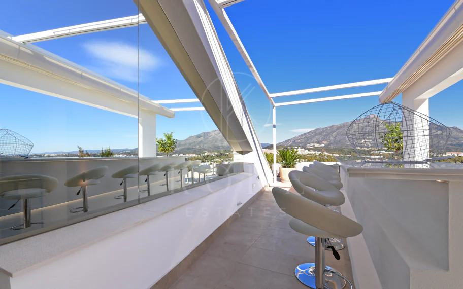 Villa totalmente renovada con vistas panorámicas a la montaña junto a Los Naranjos