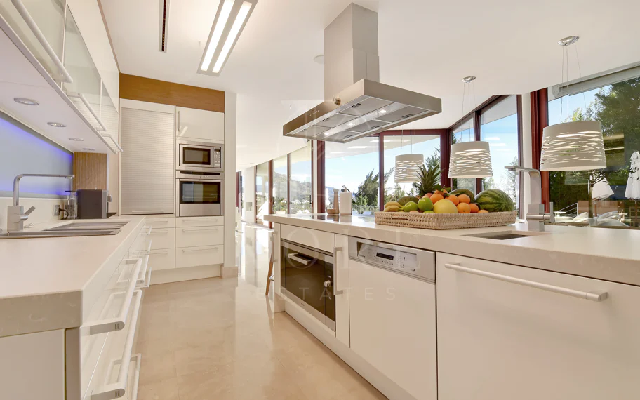 Villa totalmente renovada con vistas panorámicas a la montaña junto a Los Naranjos