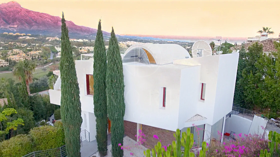 Fully renovated villa with panoramic mountain views situated next to Los Naranjos