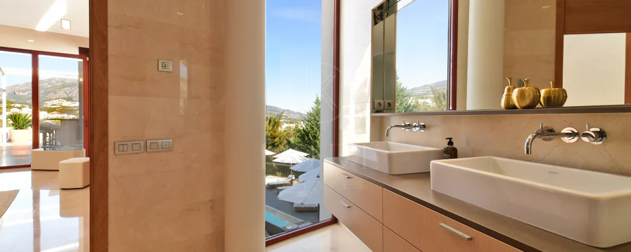 Fully renovated villa with panoramic mountain views situated next to Los Naranjos