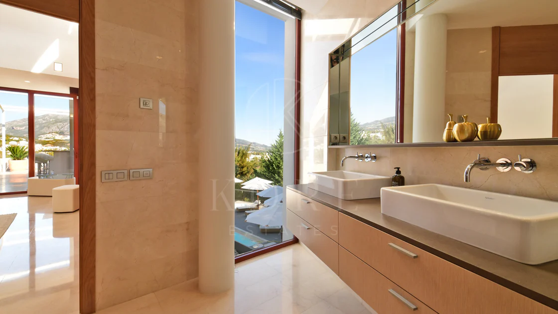 Fully renovated villa with panoramic mountain views situated next to Los Naranjos