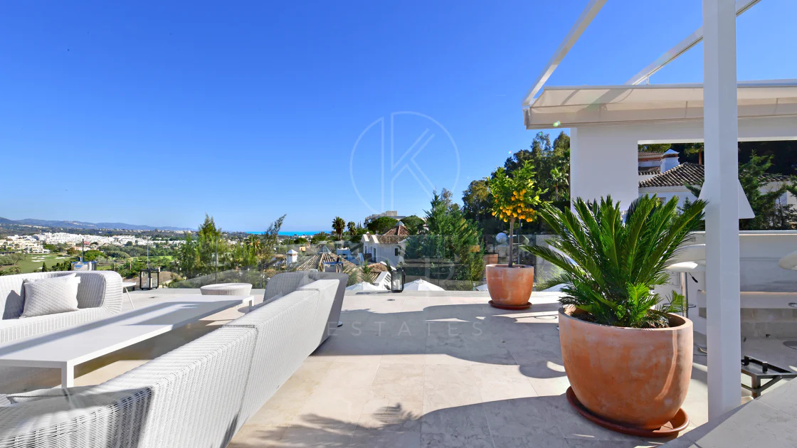 Fully renovated villa with panoramic mountain views situated next to Los Naranjos