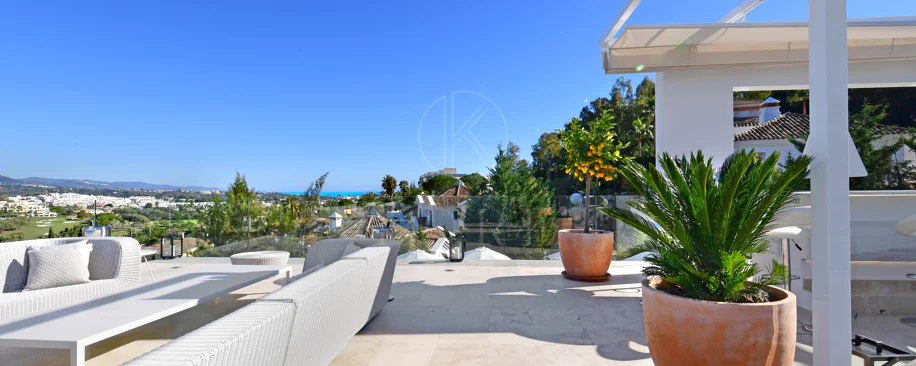 Fully renovated villa with panoramic mountain views situated next to Los Naranjos
