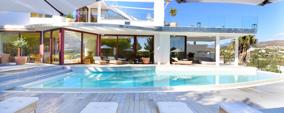 Fully renovated villa with panoramic mountain views situated next to Los Naranjos