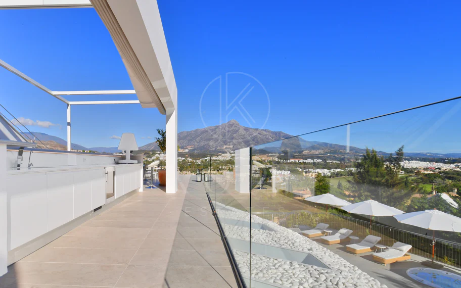 Villa totalmente renovada con vistas panorámicas a la montaña junto a Los Naranjos