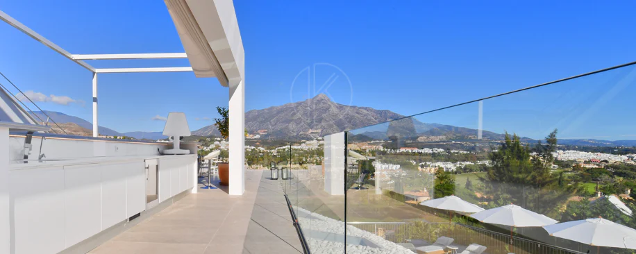 Fully renovated villa with panoramic mountain views situated next to Los Naranjos