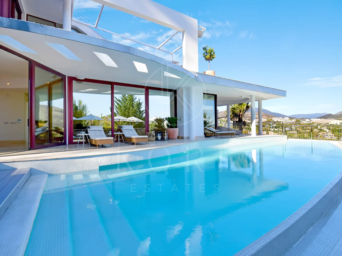 Villa totalmente renovada con vistas panorámicas a la montaña junto a Los Naranjos