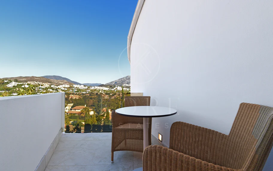 Villa totalmente renovada con vistas panorámicas a la montaña junto a Los Naranjos