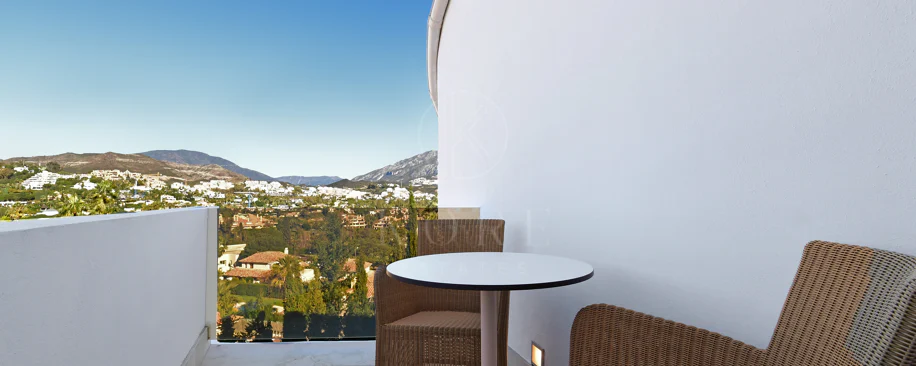 Fully renovated villa with panoramic mountain views situated next to Los Naranjos