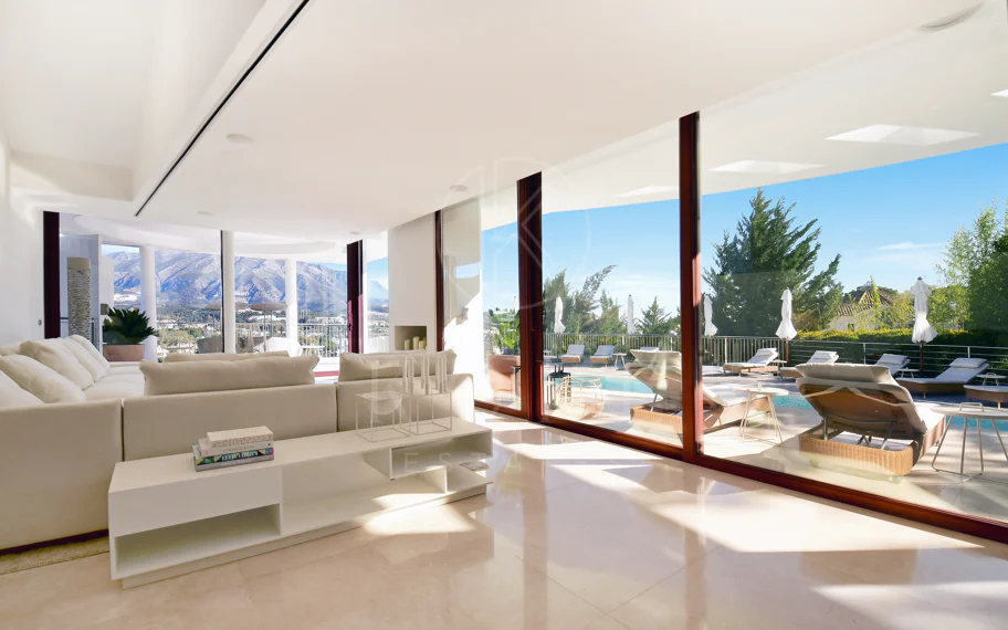 Villa totalmente renovada con vistas panorámicas a la montaña junto a Los Naranjos