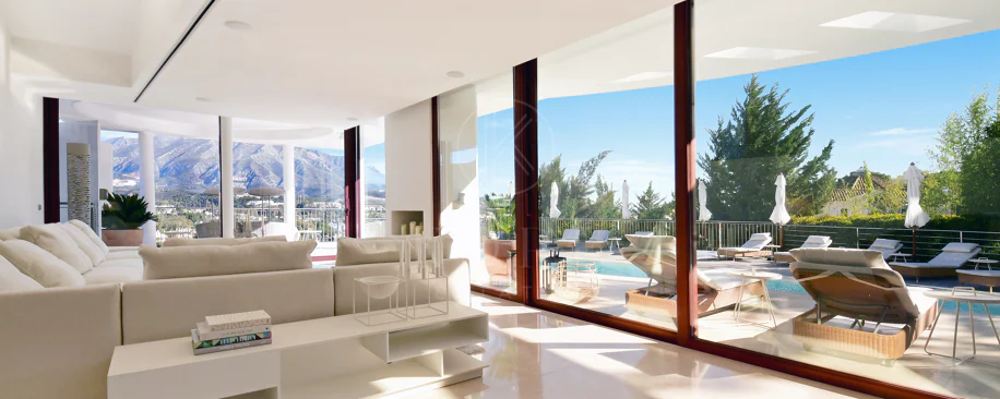 Fully renovated villa with panoramic mountain views situated next to Los Naranjos