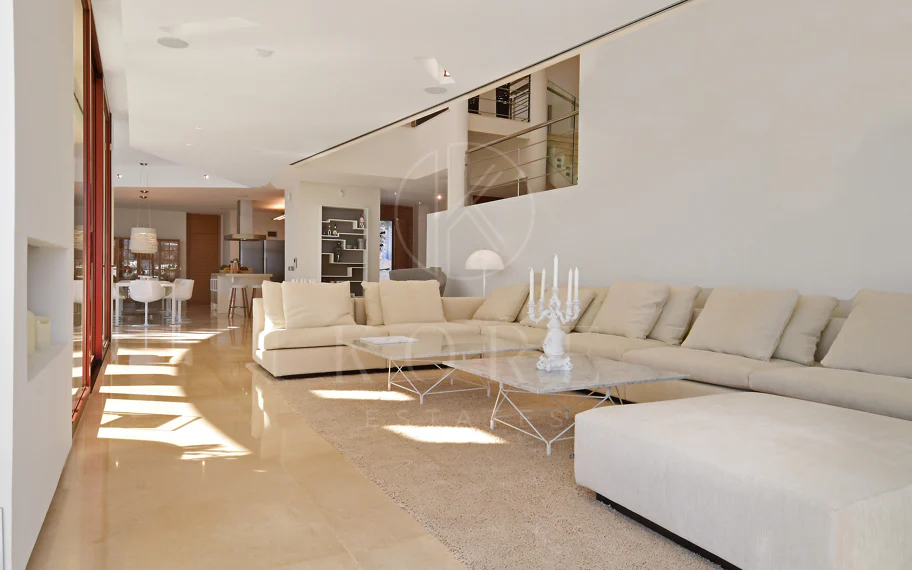 Villa totalmente renovada con vistas panorámicas a la montaña junto a Los Naranjos