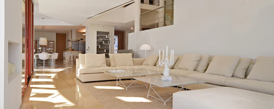 Fully renovated villa with panoramic mountain views situated next to Los Naranjos