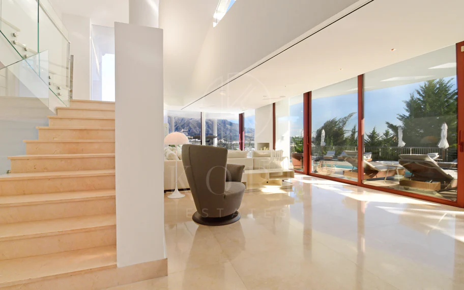 Villa totalmente renovada con vistas panorámicas a la montaña junto a Los Naranjos
