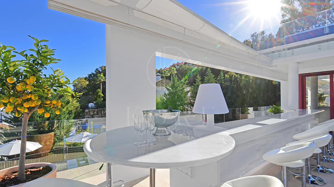 Fully renovated villa with panoramic mountain views situated next to Los Naranjos