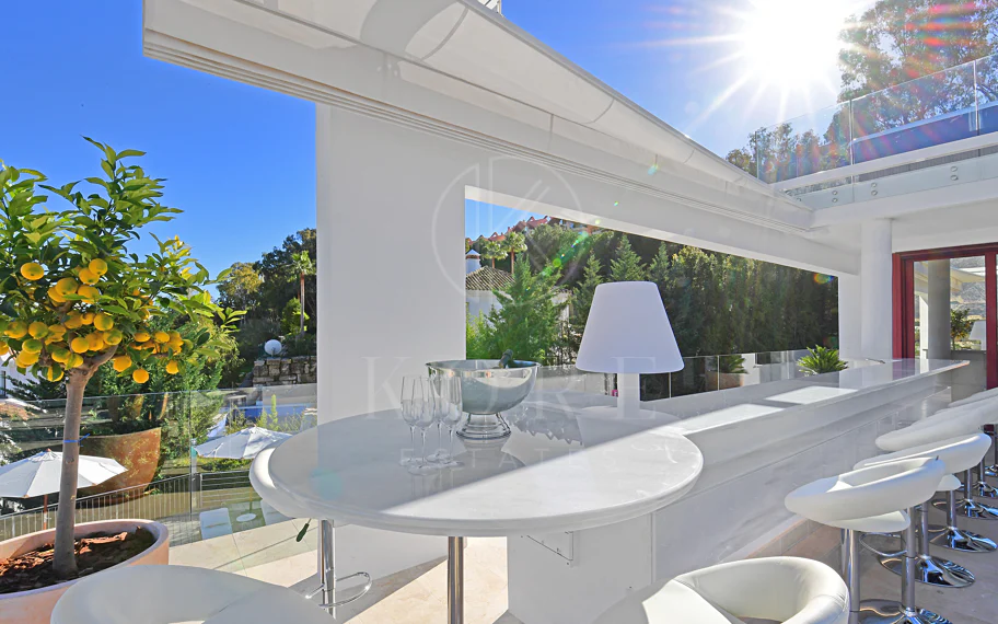 Villa totalmente renovada con vistas panorámicas a la montaña junto a Los Naranjos