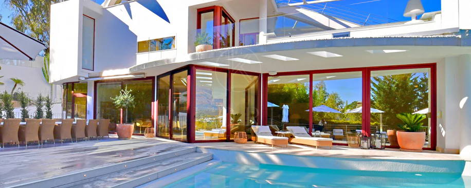 Fully renovated villa with panoramic mountain views situated next to Los Naranjos