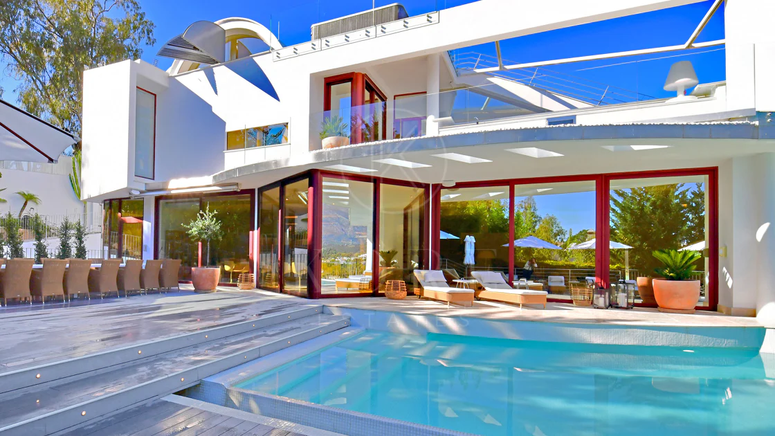 Fully renovated villa with panoramic mountain views situated next to Los Naranjos