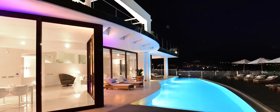 Fully renovated villa with panoramic mountain views situated next to Los Naranjos