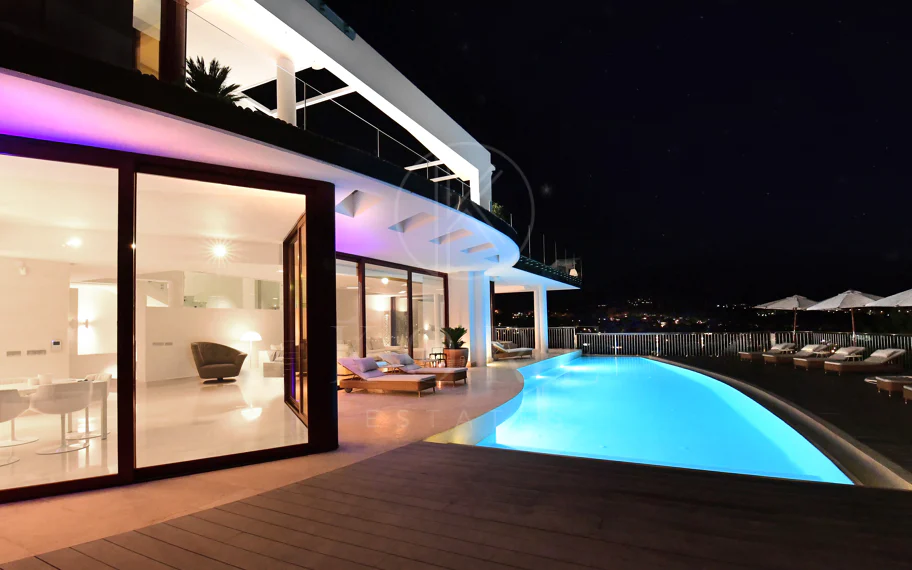 Villa totalmente renovada con vistas panorámicas a la montaña junto a Los Naranjos