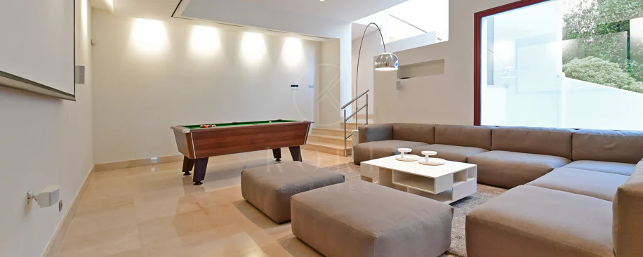 Fully renovated villa with panoramic mountain views situated next to Los Naranjos