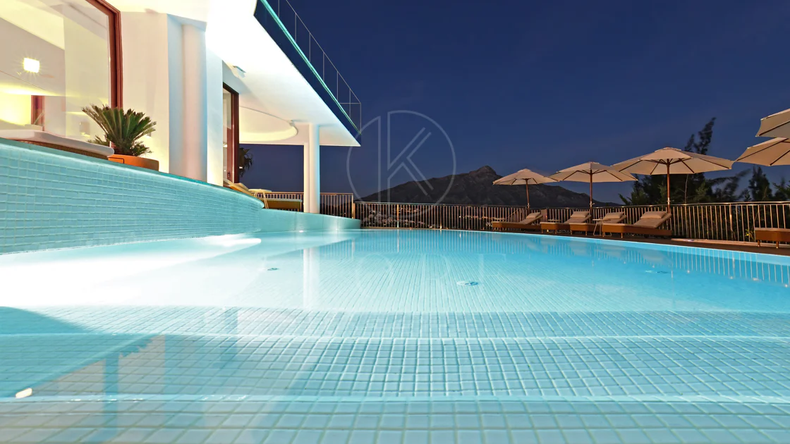 Fully renovated villa with panoramic mountain views situated next to Los Naranjos