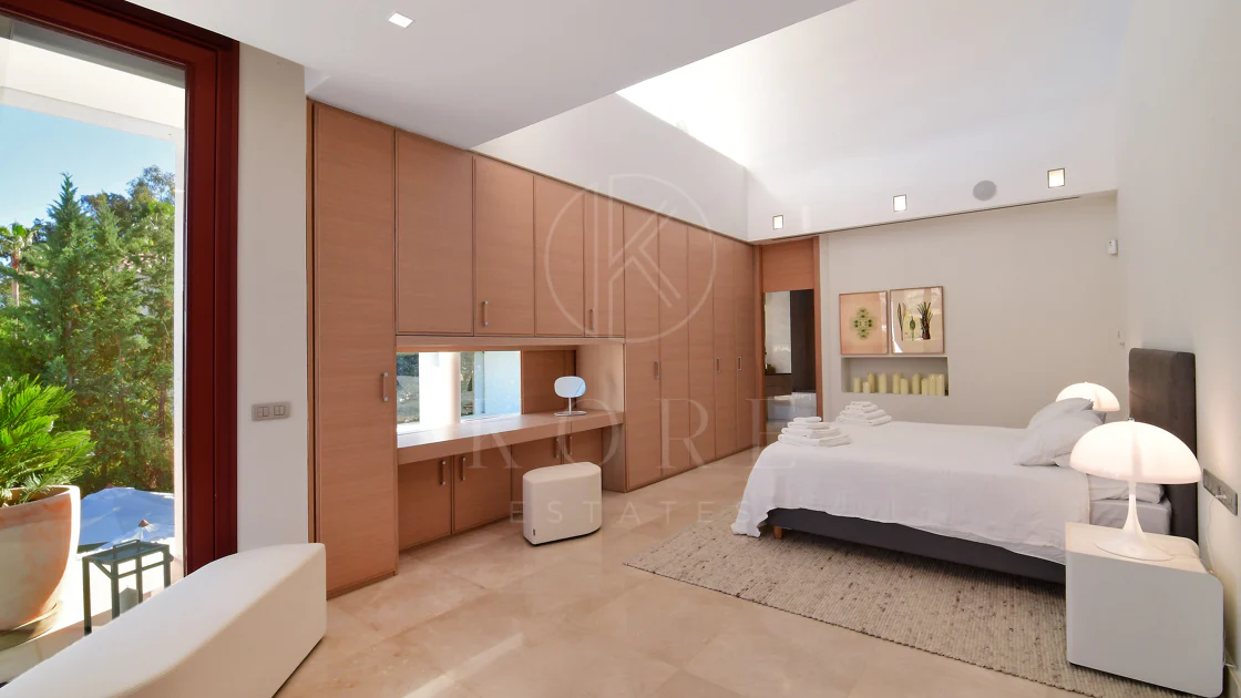 Fully renovated villa with panoramic mountain views situated next to Los Naranjos