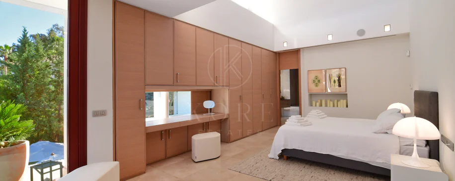 Fully renovated villa with panoramic mountain views situated next to Los Naranjos