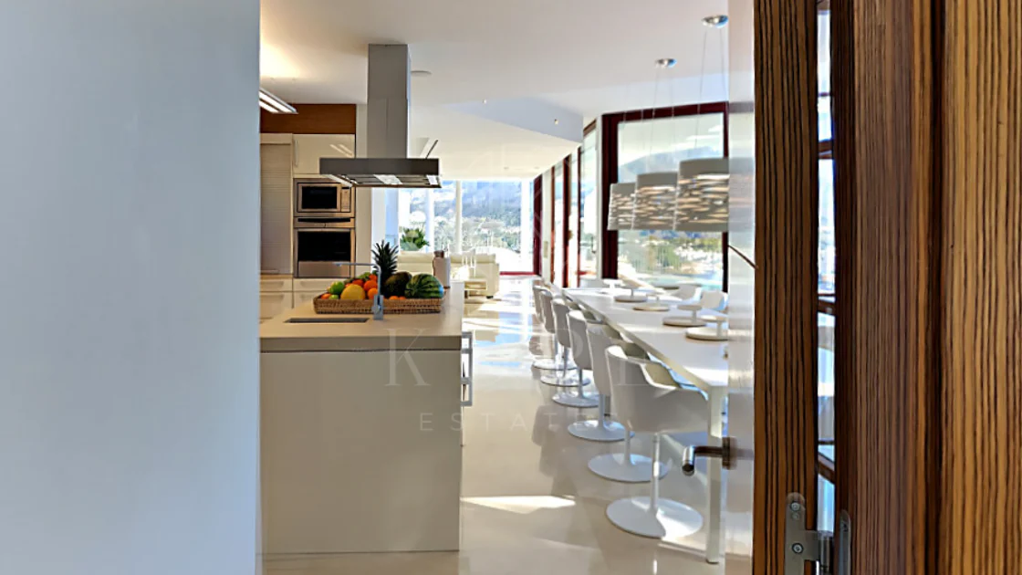 Fully renovated villa with panoramic mountain views situated next to Los Naranjos