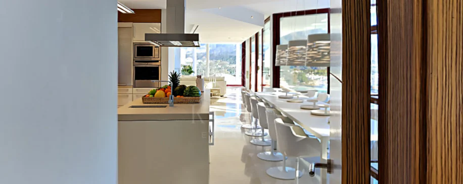 Fully renovated villa with panoramic mountain views situated next to Los Naranjos