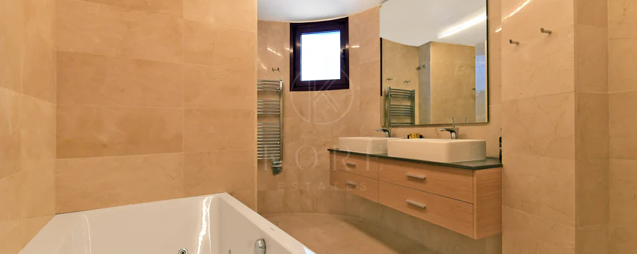 Fully renovated villa with panoramic mountain views situated next to Los Naranjos