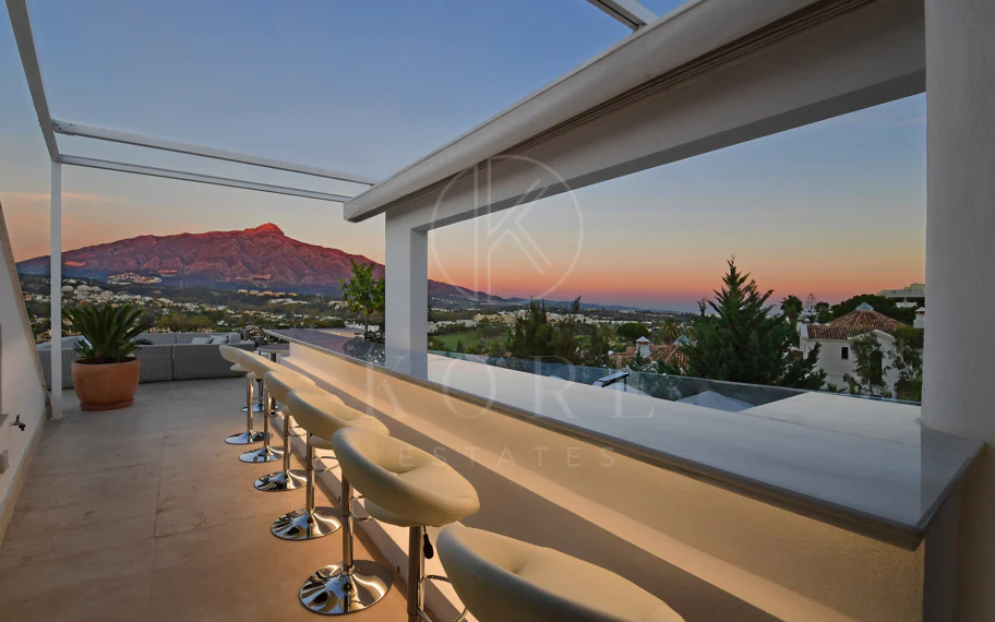 Villa totalmente renovada con vistas panorámicas a la montaña junto a Los Naranjos