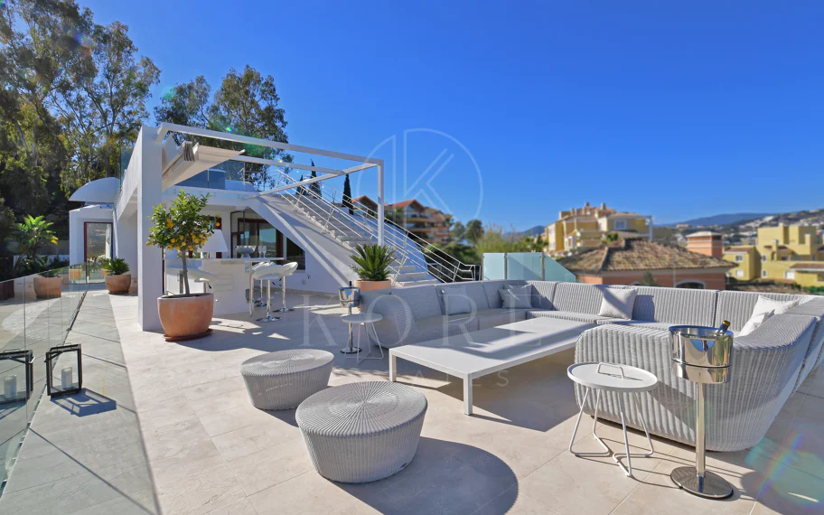 Villa totalmente renovada con vistas panorámicas a la montaña junto a Los Naranjos