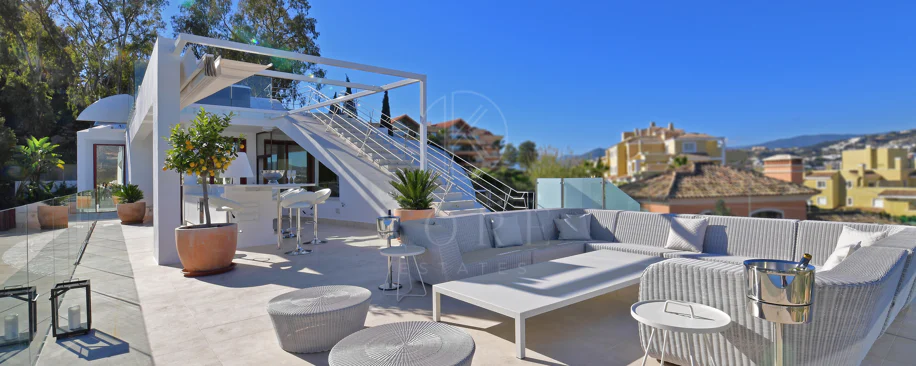 Fully renovated villa with panoramic mountain views situated next to Los Naranjos