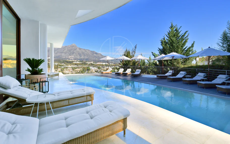 Villa totalmente renovada con vistas panorámicas a la montaña junto a Los Naranjos