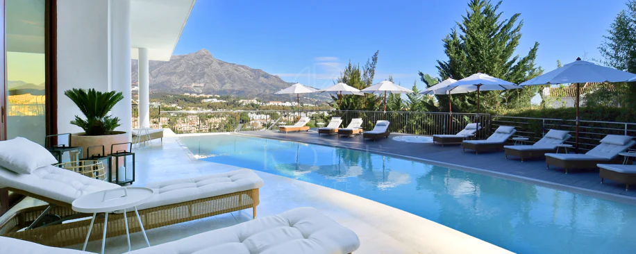 Fully renovated villa with panoramic mountain views situated next to Los Naranjos