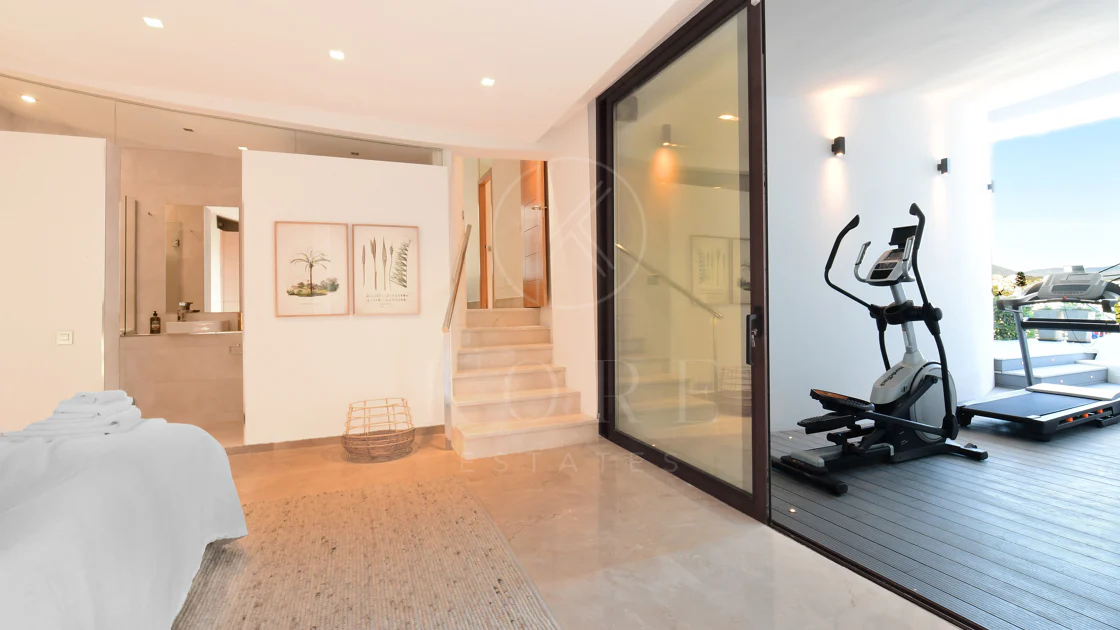 Fully renovated villa with panoramic mountain views situated next to Los Naranjos