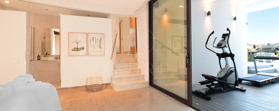 Fully renovated villa with panoramic mountain views situated next to Los Naranjos