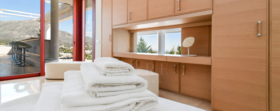 Fully renovated villa with panoramic mountain views situated next to Los Naranjos