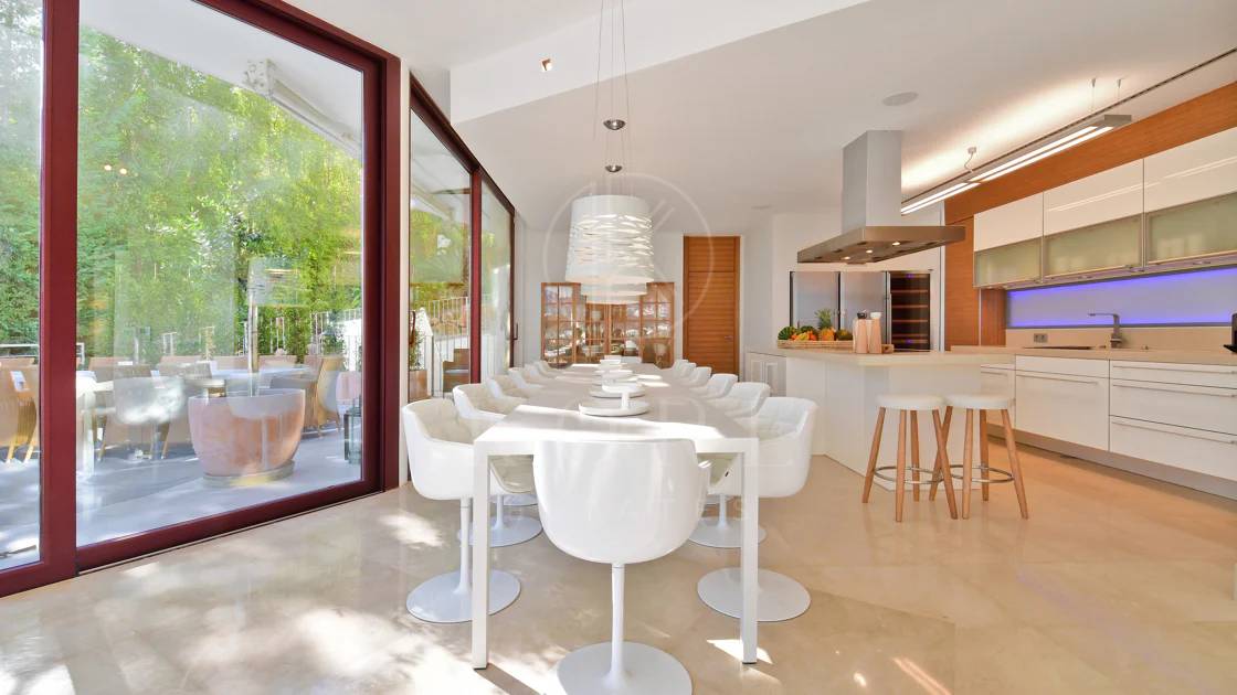Fully renovated villa with panoramic mountain views situated next to Los Naranjos