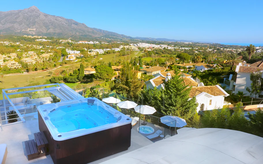 Villa totalmente renovada con vistas panorámicas a la montaña junto a Los Naranjos